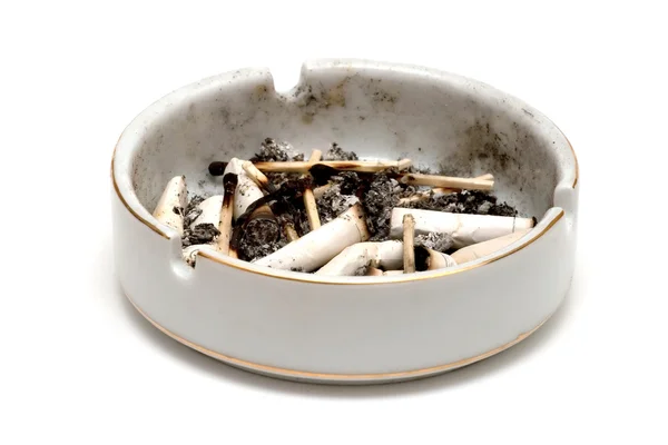 Cinzeiro sujo cheio de pontas de cigarro e fósforos — Fotografia de Stock
