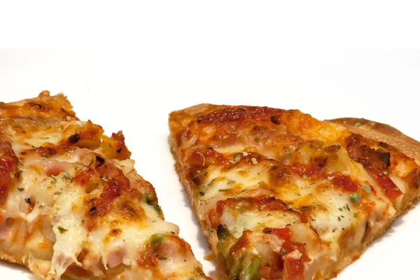 Dois pedaços de pizza saborosa — Fotografia de Stock