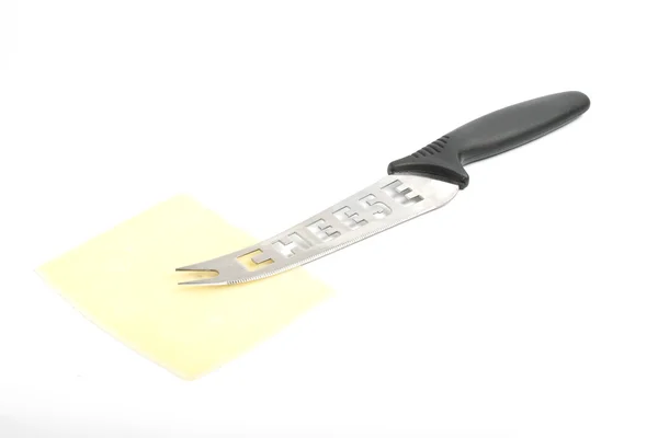 Нарезанный сыр и нож — стоковое фото