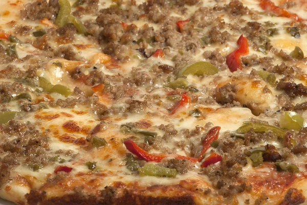 Kıyılmış et ile baharatlı pizza — Stok fotoğraf