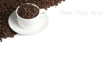 fasulye üzerinde beyaz kahve kupa