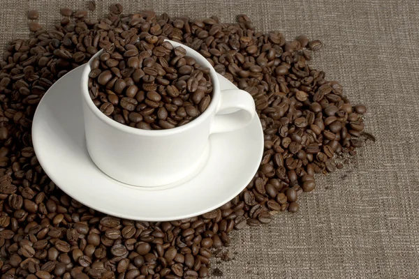 Witte mok op koffie bonen en plundering — Stockfoto