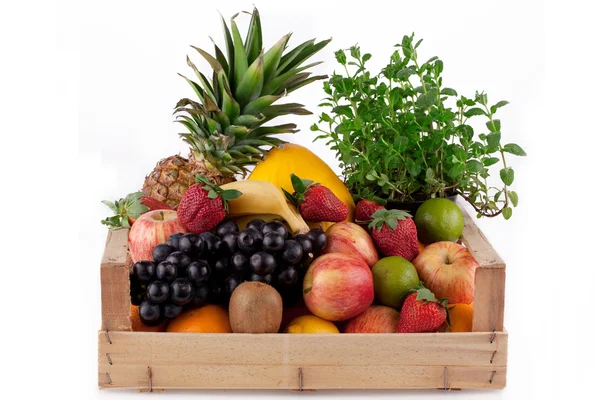 Früchte in Holzkiste. — Stockfoto