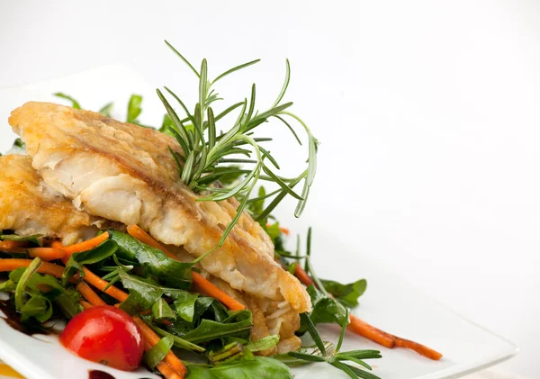 Filé av vit fisk och grönsaker — Stockfoto
