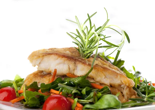 Filet van witte vis en groenten — Stockfoto