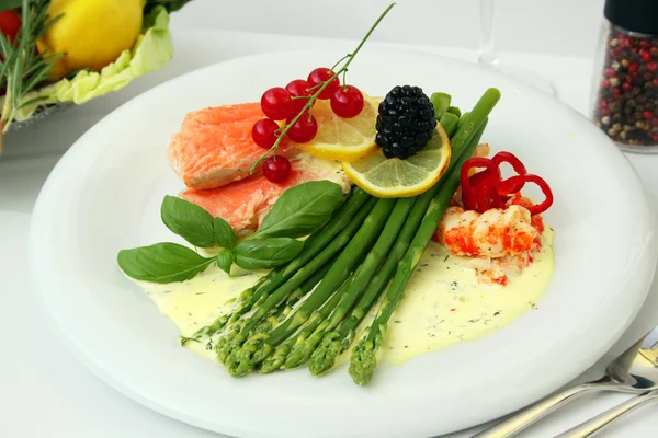 Gourmet salmon meal — Stock Photo, Image