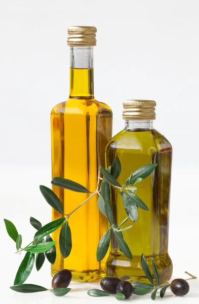 Оливки и бутылки с оливковым маслом — стоковое фото