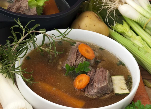 Суп с говядиной и ингредиентами — стоковое фото