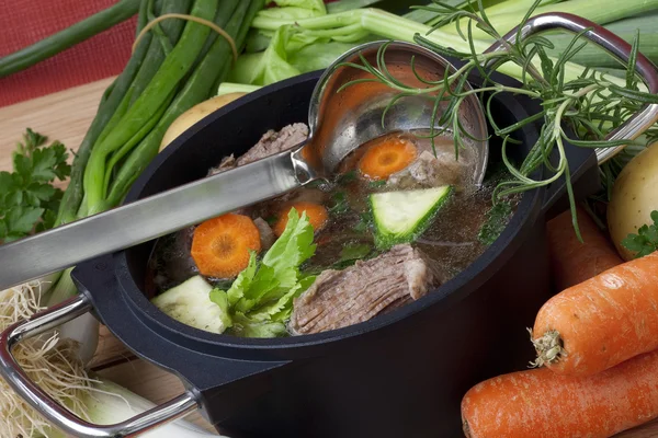 Pan zupa z wołowiny i składnik — Zdjęcie stockowe