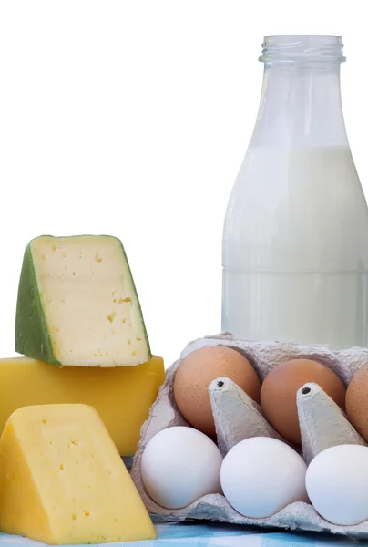 Свежие яйца, сыр и бутылочное молоко — стоковое фото