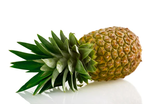 Izole olgun ananas — Stok fotoğraf