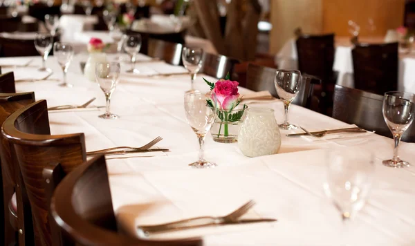Ajuste de mesa fino en restaurante gourmet — Foto de Stock