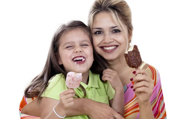Anne ve kızı dondurma yiyorlar. — Stok fotoğraf