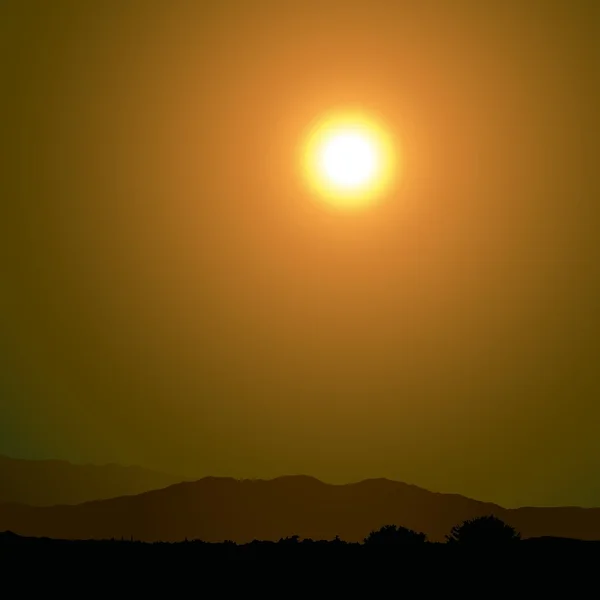 Coucher de soleil et montagnes — Image vectorielle
