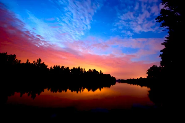 Günbatımı Nehri üzerinde — Stok fotoğraf