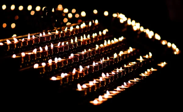Luce di candela in una chiesa — Foto Stock