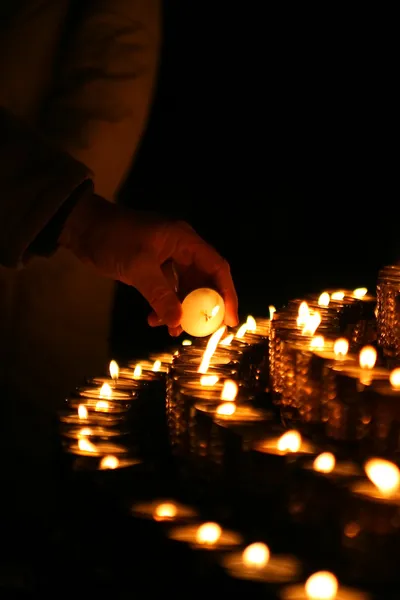 Świeca światła w kościele — Zdjęcie stockowe