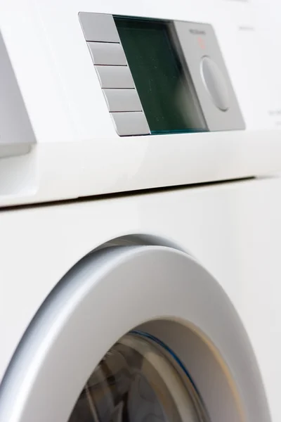 Белая стиральная машина — стоковое фото