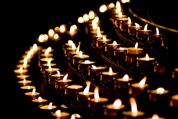 Luz de la vela en una iglesia —  Fotos de Stock