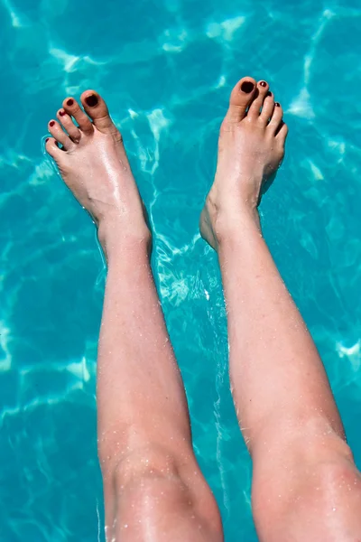 Femails pies en la piscina - agua —  Fotos de Stock