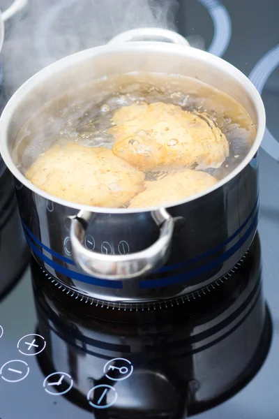 Patata hirviendo en agua — Foto de Stock