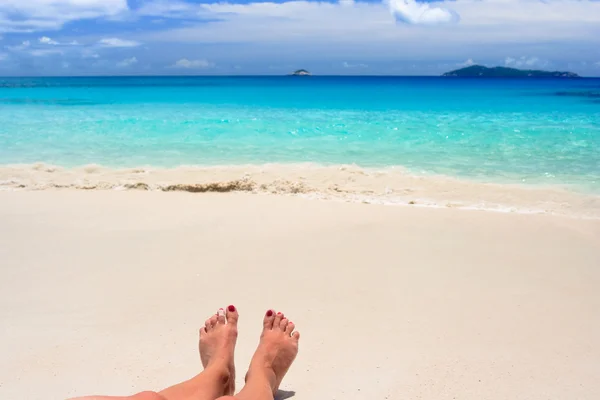 Ноги на белом пляже — стоковое фото