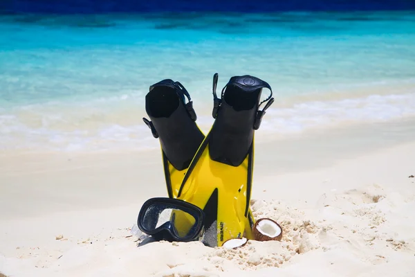 Maschera subacquea con pinne sulla spiaggia — Foto Stock