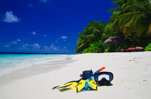 Maschera subacquea con pinne sulla spiaggia — Foto Stock