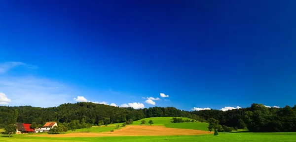 Sumer krajina v Německu s modrou oblohu a horských — Stock fotografie