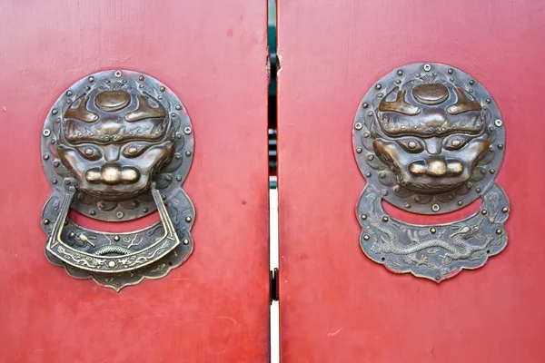 Червоні двері — стокове фото