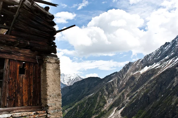 Casa antigua alpina —  Fotos de Stock