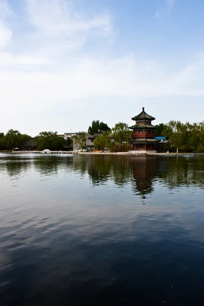 Китайський вежі та озера — стокове фото
