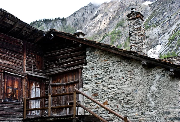 Альпійські будинок - відомостей — стокове фото