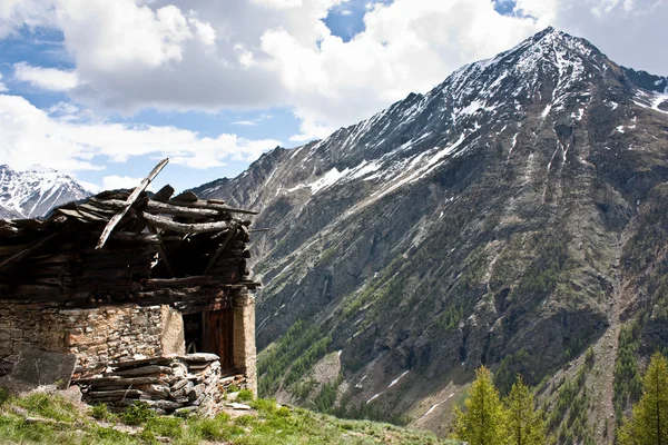 Alpejskie stary dom — Zdjęcie stockowe