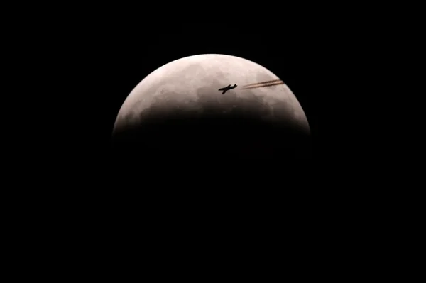 Луна с самолетом — стоковое фото