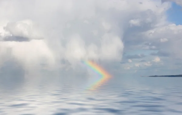 Рейнбоу над океаном — стоковое фото
