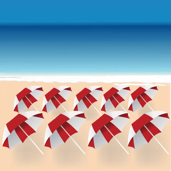 Пляж с зонтами — стоковое фото