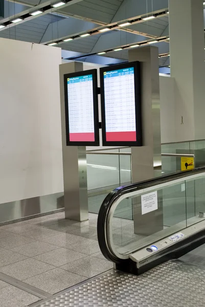 Информационная стойка в аэропорту — стоковое фото