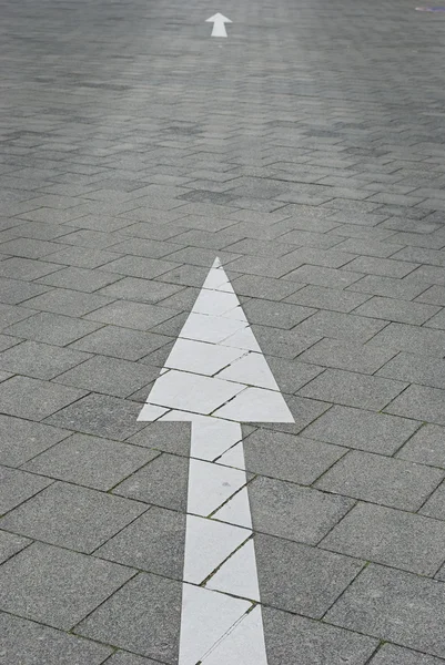 Flecha en el camino — Foto de Stock