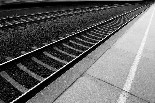 Líneas ferroviarias en una estación de tren desaparecen — Foto de Stock