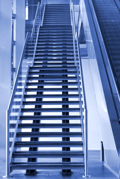 Escalera y escaleras mecánicas subiendo en una A — Foto de Stock