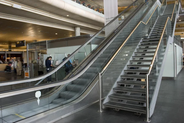 Escalera y escaleras mecánicas en un aeropuerto . — Foto de Stock