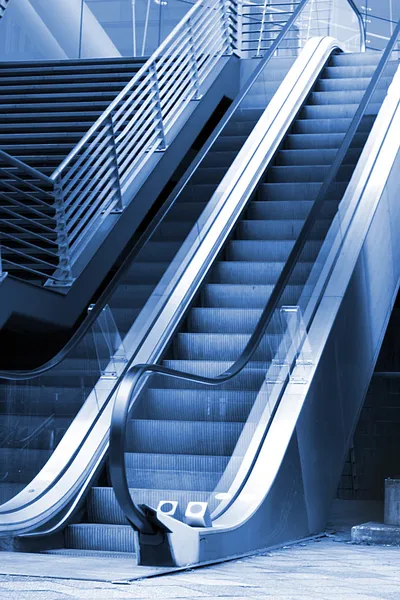 Eskalátor a schodiště mimo bu — Stock fotografie
