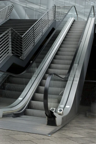 Rolltreppe und Treppenhaus — Stockfoto