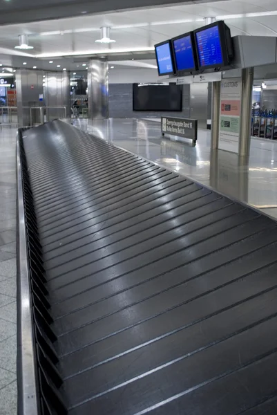 Carrossel de bagagem no aeroporto — Fotografia de Stock