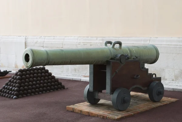 Oude kanon in het paleis van monaco — Stockfoto