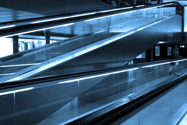 Escada rolante em Aeroporto moderno — Fotografia de Stock