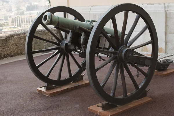Gamla kanonen på palatset i monaco — Stockfoto