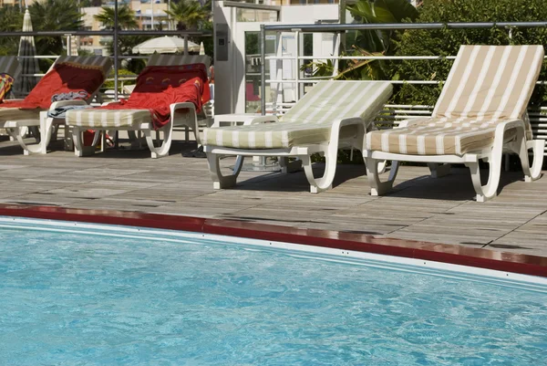 Swimming pool with lounges at hotel — Stock Photo, Image
