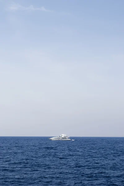 Un seul yacht blanc — Photo